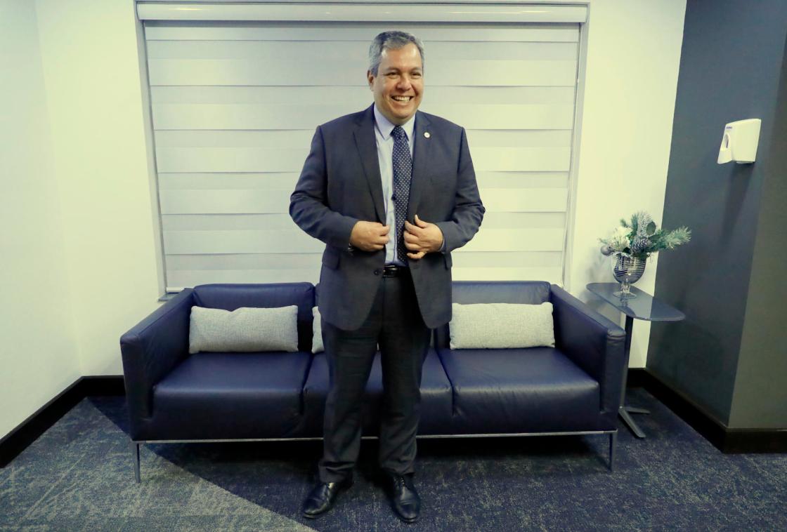 El presidente Ejecutivo del Banco Centroamericano de Integración Económica (BCIE), Dante Mossi, posa para EFE durante una entrevista el 2 de diciembre de 2022, en Tegucigalpa (Honduras). EFE/ Gustavo Amador