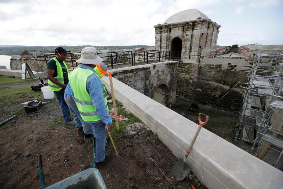 Workers at Fort San Lorenzo (Castillo de San Lorenzo el Real de Chagres) on December 14, 2022, in Portobelo, Colon (Panama). EFE/ Bienvenido Velasco 