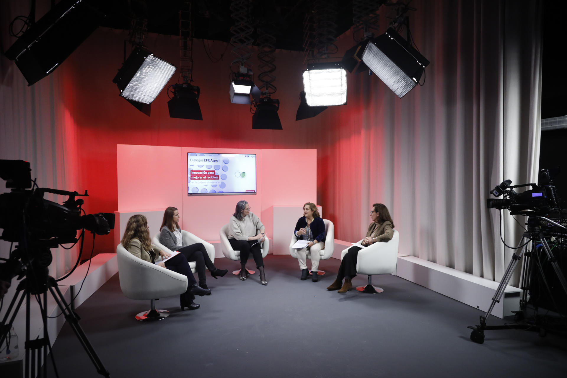 MADRID, 15/12/2022.- De izda a dcha: Marina Sánchez, directora de comunicaciones eón de Tetrapak; Carlota Crespo, responsable de Asuntos Sociales y Sostenibilidad de la Patronal de la Industria de los refrescos, Anfabra; Laura Cristobal, directora de EfeAgro; Paloma Sánchez, directora de Competitividad y Sostenibilidad de la Federación de Industrias de la Alimentación y Bebidas, FIAB y Ana Gascón, directora de Estrategia de Envases para Europa de Coca Cola Company, participan en el debate sobre "Innovación para mejorar el reciclaje" este jueves en la sede de la Agencia Efe en Madrid. EFE/David Fernández