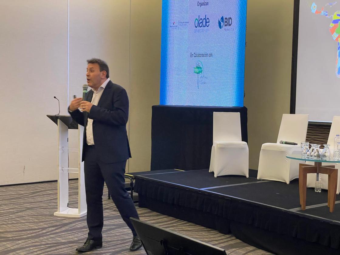 El secretario ejecutivo de la Olade, Alfonso Blanco, habla hoy durante una charla magistral en la última jornada de la VII Semana de la Energía, celebrada desde el lunes pasado, en Ciudad de Panamá (Panamá). EFE/ Ana De León 