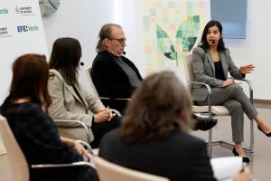 Un momento del encuentro informativo 'Cogobernanza en la transición ecológica', celebrado en el marco de los Diálogos EFE Medio Ambiente, en el que han participado, de izquierda a derecha, el director de EFEVerde, Arturo Larena; la directora del área técnica de la Confederación Empresarial Valenciana (CEV), Elisa del Río; la concejala de Ciclo Integral del Agua del Ajuntament de València, Elisa Valía; el decano del Colegio de Arquitectos de la Comunitat Valenciana, Luis Sendra, y la directora del grupo de Meteorología y Climatología del Centro de Estudios Ambientales del Mediterráneo (CEAM), Samira Khodayar. EFE/ Biel Aliño