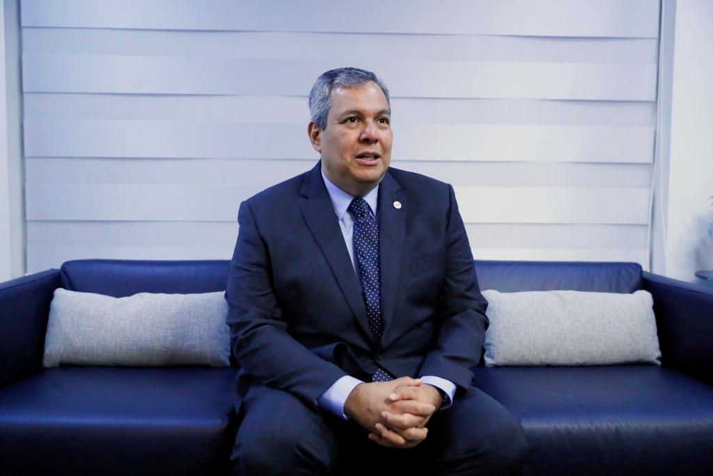 El presidente Ejecutivo del Banco Centroamericano de Integración Económica (BCIE), Dante Mossi, posa para EFE durante una entrevista el 2 de diciembre de 2022, en Tegucigalpa (Honduras). EFE/ Gustavo Amador