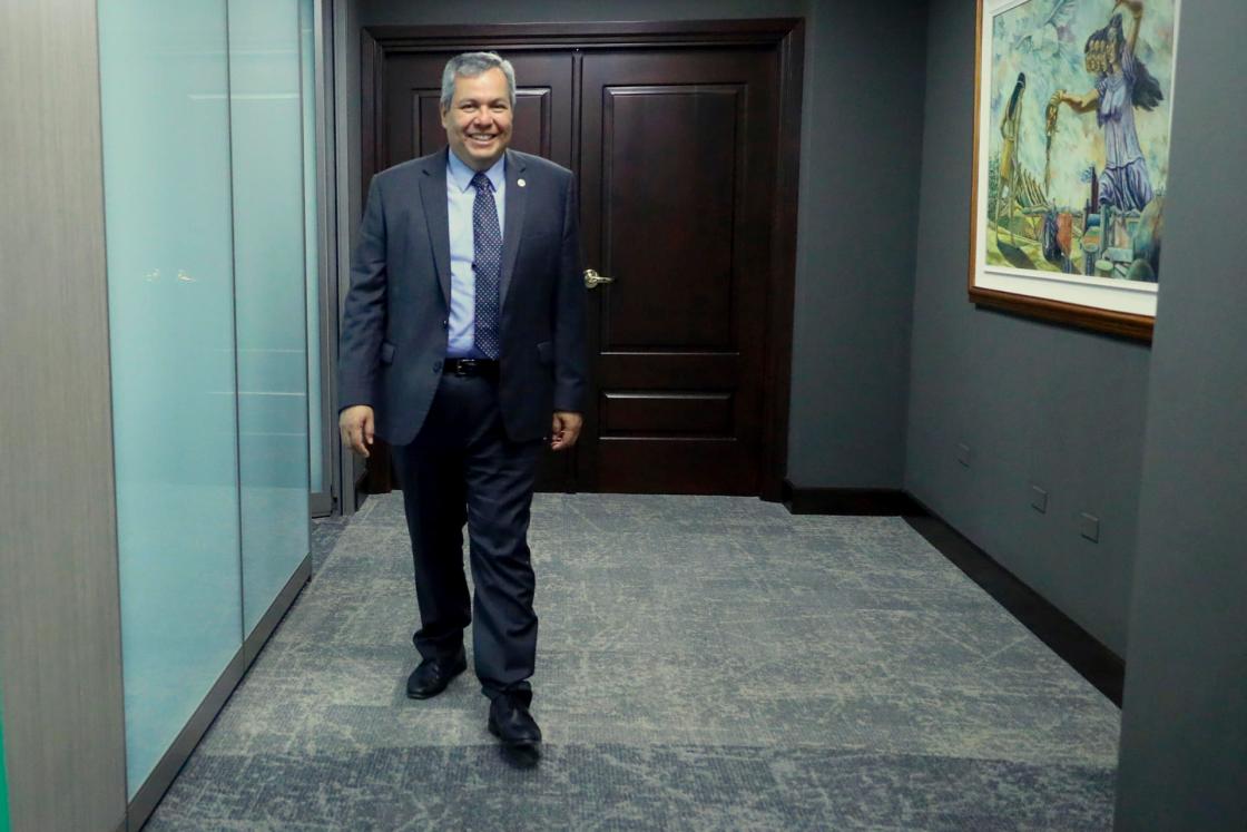 El presidente Ejecutivo del Banco Centroamericano de Integración Económica (BCIE), Dante Mossi, posa para EFE durante una entrevista el 2 de diciembre de 2022, en Tegucigalpa (Honduras). EFE/ Gustavo Amador 
