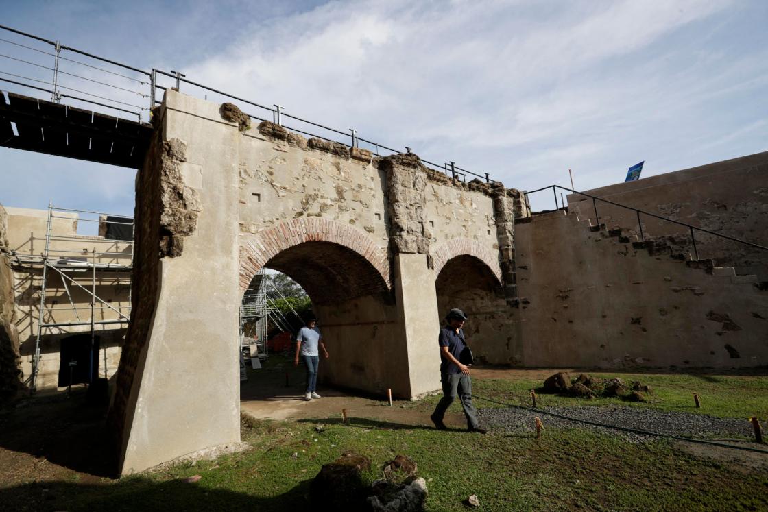 Investigadores panameños recorren el Fuerte San Lorenzo, el 14 de diciembre de 2022, en Colón (Panamá). EFE/ Bienvenido Velasco