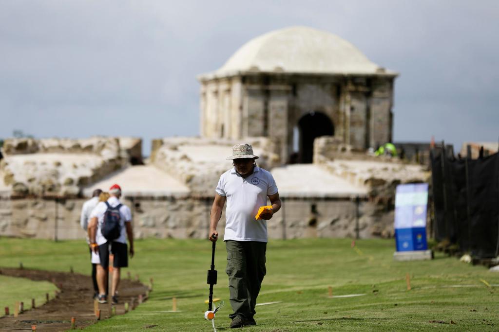 Investigadores panameños recorren el Fuerte San Lorenzo, el 14 de diciembre de 2022, en Colón (Panamá). EFE/ Bienvenido Velasco