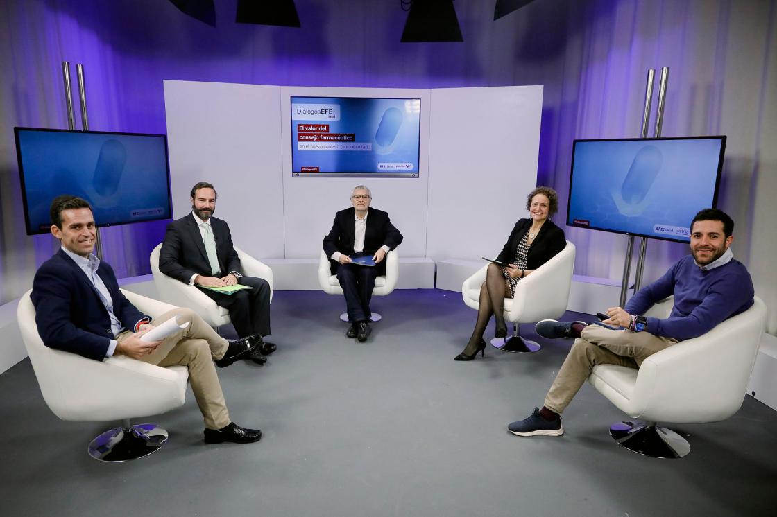 MADRID, 21/12/2022.- (De i a d) El director de Welnia y del área de Retail de Cofares Rubén Palomo; el presidente de FEFE (Federación Empresarial de Farmacéuticos Españoles) Luis Palacio; el director EFE Salud Javier Tovar; Ana Céspedes, Miembro del steering Committee del Instituto Propatiens, y Alejandro Anca, Farmacéutico comunitario, participan este miércoles en el debate "El valor del Consejo Farmacéutico" en la sede de la Agencia Efe, en Madrid. EFE/ David Fernández