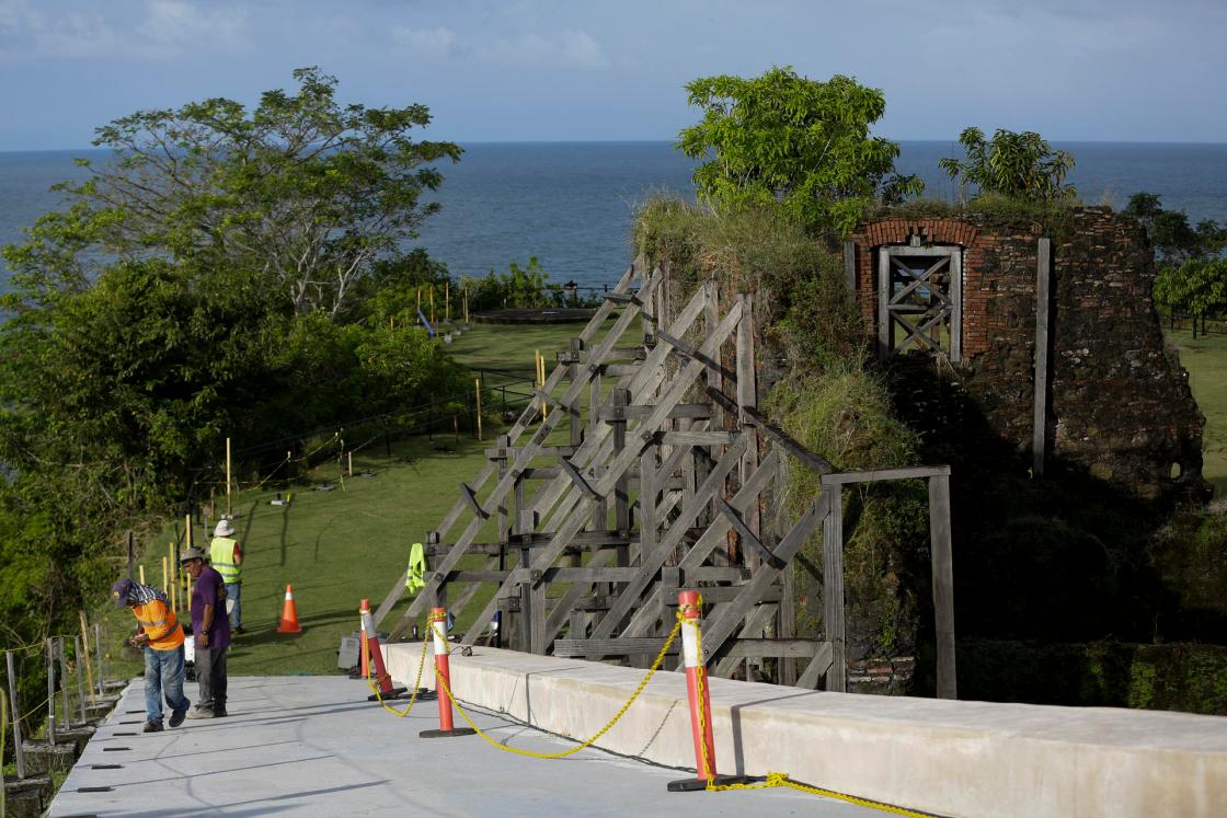 Workers at Fort San Lorenzo (Castillo de San Lorenzo el Real de Chagres) on December 14, 2022, in Portobelo, Colon (Panama). EFE/ Bienvenido Velasco 