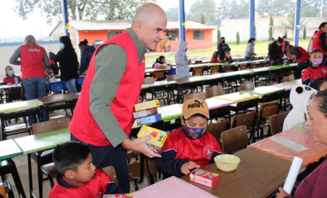 Fotografía cedida hoy, por Kellogg, donde se observa a Nicolás Maya presidente de Kellogg, durante un acto en el municipio Amealco de Bonfil, estado de Queretaro (México). EFE/ Kellogg 