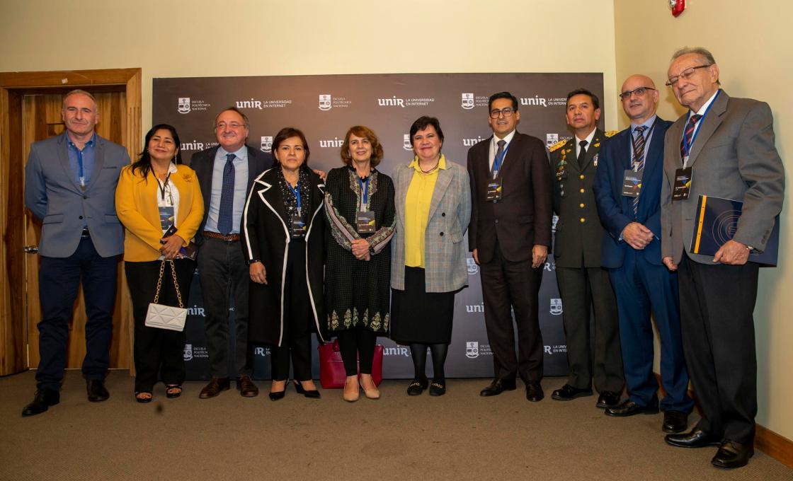 Un grupo de personas posa durante la inauguración del seminario internacional "Calidad y acreditación universitaria en América Latina", organizado por la Universidad Internacional de La Rioja (UNIR), de España; y la Escuela Politécnica Nacional (EPN) de Ecuador, hoy, con la presencia de varios representantes de universidades de la región, en Quito (Ecuador). . EFE/José Jácome