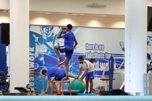 DOHA, 10/01/2023.- Jóvenes se ejercitan en un gimnasio de la Aspire Academy el 15/09/2022. Una vez finalizada la Copa del Mundo de fútbol y con los Mundiales de Natación en 2024, Catar tiene como objetivo de futuro albergar los Juegos Olímpicos de 2036, una carrera que supondría su quinto intento, para la cual consideran importante potenciar el desarrollo de atletas nacionales a través de un centro de alto rendimiento para jóvenes, basado en la ciencia y la tecnología y dirigido por técnicos españoles y latinoamericanos. EFE/Alberto Estévez