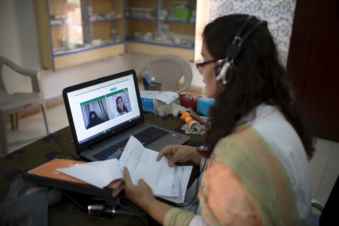Foto de archivo. Una enfermera habla con una doctora en por videoconferencia en la clínica de doctHers en la zona Colonia Modelo de Karachi. EFE/Jaime León