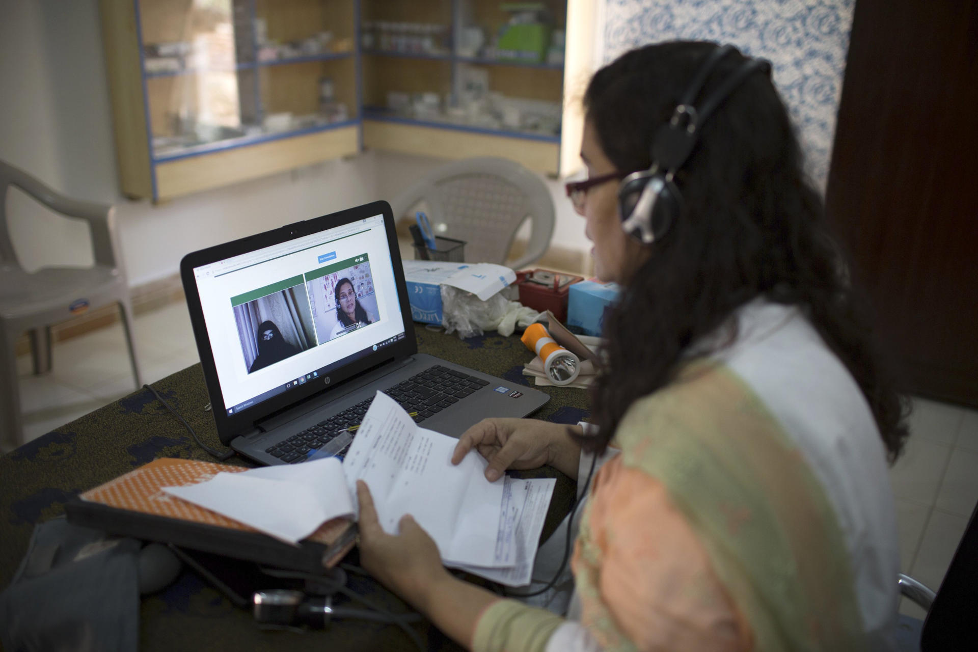 Foto de archivo. Una enfermera habla con una doctora en por videoconferencia en la clínica de doctHers en la zona Colonia Modelo de Karachi. EFE/Jaime León