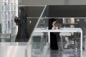 DOHA, 03/01/2023.- Casarse, estudiar o salir del país son derechos que muchas mujeres cataríes no pueden ejercer sin el consentimiento de un hombre, aunque una nueva generación de mujeres empoderadas ha roto todas las barreras, no se sienten limitadas por una cultura discriminatoria y son ya un motor del cambio económico y social del país. En la imagen, tomada el 13/09/2022, dos mujeres en en la Biblioteca Nacional de Catar, en Doha. EFE/Alberto Estévez
