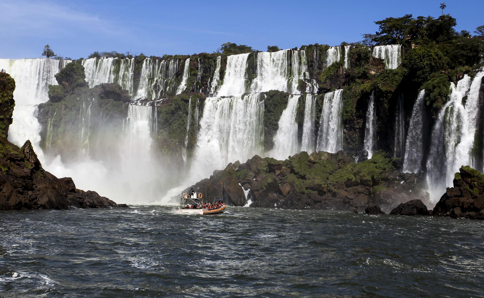 Fotografía de archivo fechada el 2 de mayo de 2015, de turistas mientras observan las cataratas del Iguazú, en la provincia de Misiones (Argentina). Argentina sale a "jugar en las grandes ligas internacionales" del turismo después de la pandemia de la covid-19 que afectó duramente al sector, para lo cual esta semana presentará su variada oferta de destinos en la Feria Internacional de Turismo de Madrid (Fitur). EFE/ David Fernández