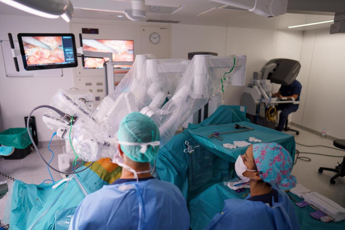 GRAFCAN4906. SANTA CRUZ DE TENERIFE, 30/01/2023.- Las intervenciones realizadas por el servicio de Cirugía Robótica Avanzada del Hospital Quirónsalud Tenerife, uno de los primeros centros del mundo en incorporar el robot Da Vinci a sus equipos, han permitido a pacientes de enfermedades urológicas acortar sus plazos de recuperación con una tecnología mínimamente invasiva. El jefe de servicio de Urología del hospital y coordinador de la Unidad de Cirugía Robótica, Guillermo Conde, ha desvelado que esta técnica reduce la sensación del dolor en el paciente y favorece una recuperación más rápida, entre otras ventajas frente a otras cirugías como la laparoscopia. En la imagen, operación de prostatectomía radical con el robot quirúrgico Da Vinci en Quirónsalud de Santa Cruz de Tenerife. EFE/Ramón de la Rocha