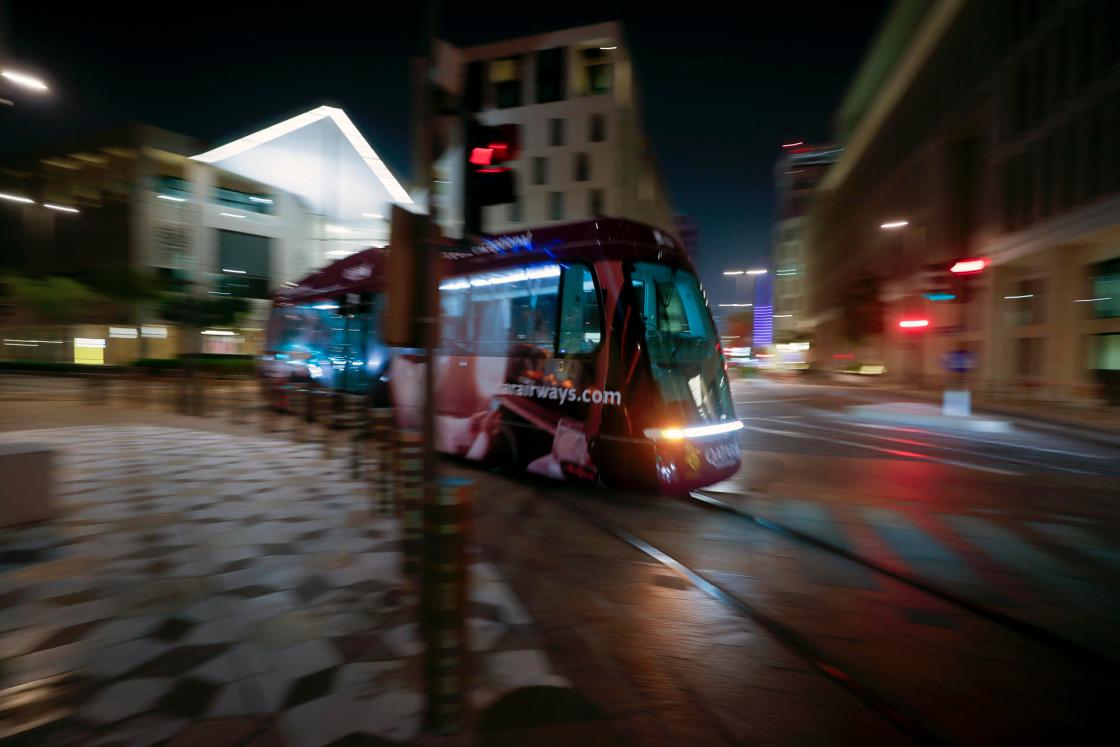 DOHA, 13/01/2023.-Vista de un tranvia que circula por el barrio de Msheireb, en Doha, tomada el 12/09/2022. Msheireb es el nombre, casi impronunciable, del nuevo centro de la ciudad de Doha, una zona de arquitectura contemporánea considerada una de las smart city más sostenibles del mundo con centros de control inteligentes de eficiencia energética, transporte limpio o recogida automática de residuos. EFE/Alberto Estévez
