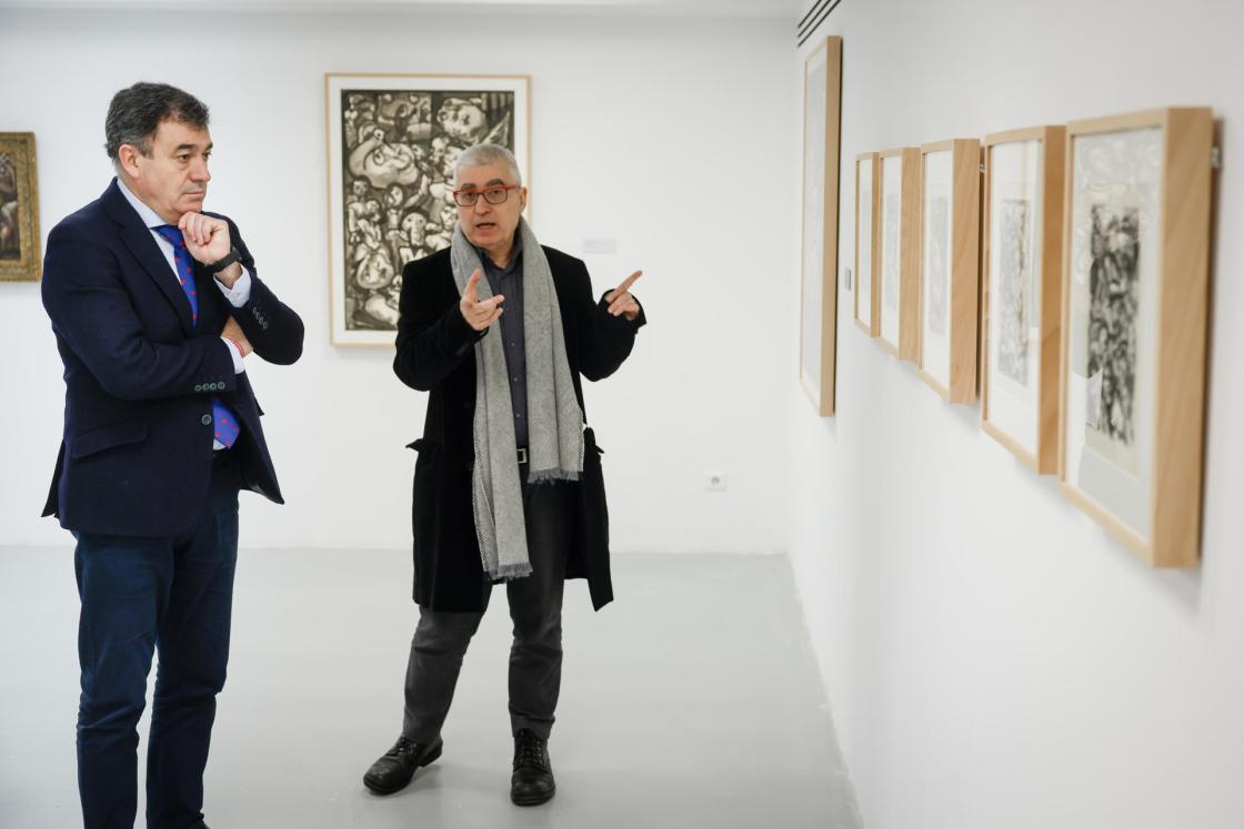 El Consejero de Cultura, Educación y Universidades de la Xunta de Galicia, Román Rodríguez, visita la exposición "Fue un hombre. Lexeiro en América (Buenos Aires, 1950-1970)" junto al comisario de la muestra, Carlos López Bernárdez, durante su presentación en el Instituto Cervantes París.