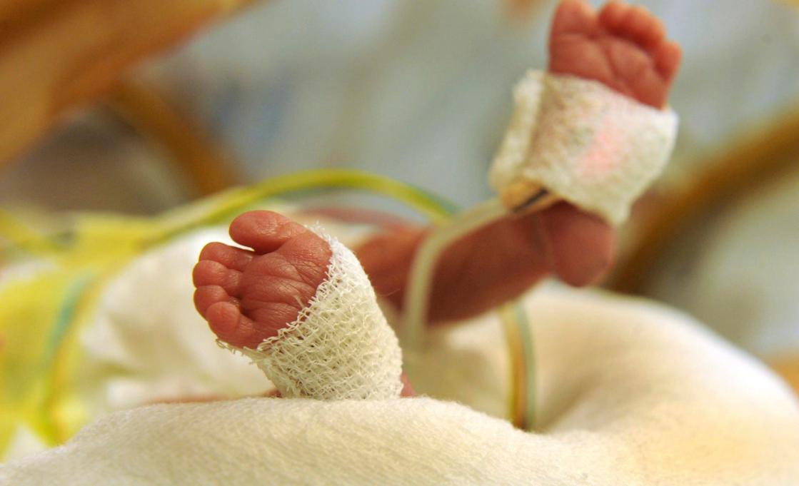 Foto de archivo. Vista de los pies de una niña nacida prematuramente. EFE/Waltraud Grubitzsch
