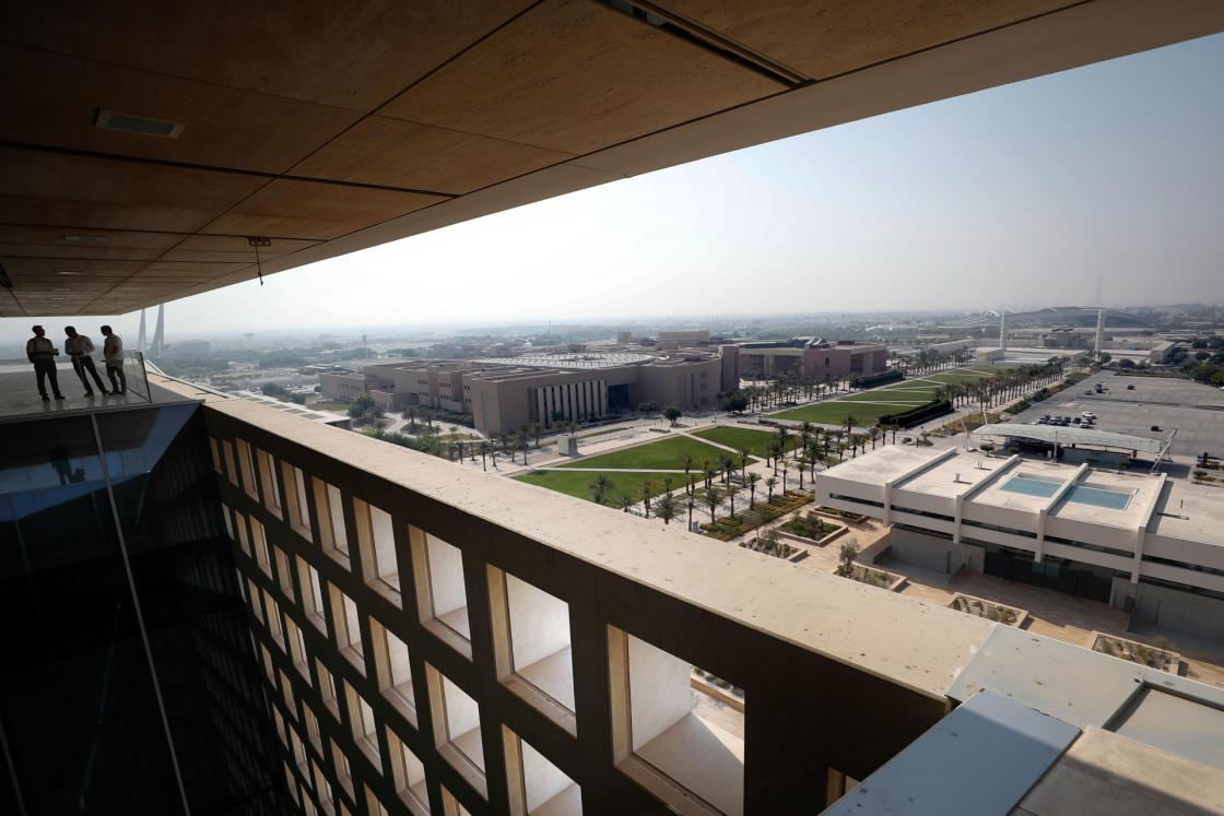 DOHA, 17/01/2023.- Catar ha pasado en pocos años de tener una economía basada en la pesca de perlas a convertirse en uno de los países más ricos del mundo impulsado por el petróleo y el gas natural. Diversificar su economía es uno de sus grandes desafíos y la inversión en educación se ha convertido en un pilar básico para reinventarse. En la imagen, tomada el 13/09/2022, vista del campus de la Ciudad de la Educación desde el edificio de la sede de la Qatar Foundation. EFE/Alberto Estévez