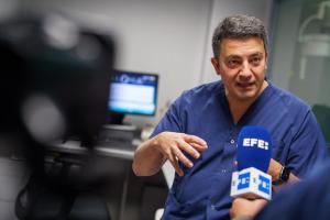 GRAFCAN4897. SANTA CRUZ DE TENERIFE, 30/01/2023.- Las intervenciones realizadas por el servicio de Cirugía Robótica Avanzada del Hospital Quirónsalud Tenerife, uno de los primeros centros del mundo en incorporar el robot Da Vinci a sus equipos, han permitido a pacientes de enfermedades urológicas acortar sus plazos de recuperación con una tecnología mínimamente invasiva. El jefe de servicio de Urología del hospital y coordinador de la Unidad de Cirugía Robótica, Guillermo Conde, ha desvelado que esta técnica reduce la sensación del dolor en el paciente y favorece una recuperación más rápida, entre otras ventajas frente a otras cirugías como la laparoscopia. EFE/ Ramón De La Rocha