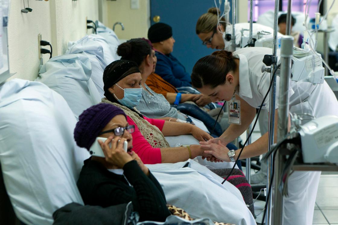 Foto de archivo. Personal de salud atendiendo a pacientes con cáncer en un hospital de especialidades en la ciudad de Guadalajara, en Jalisco (México). EFE/Carlos Zepeda
