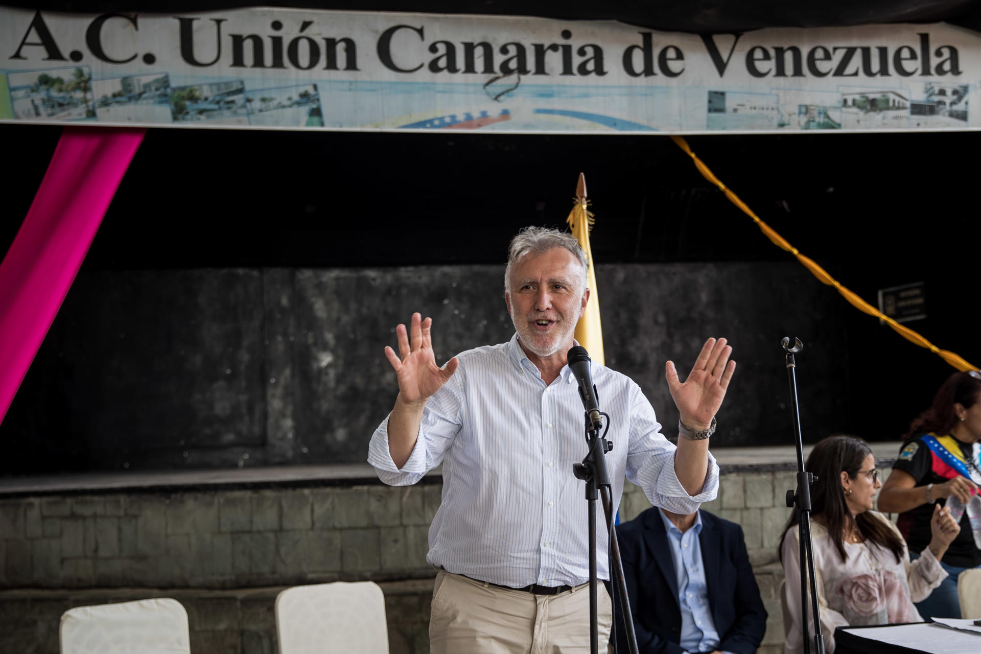 El presidente de Canarias, Ángel Víctor Torres (c), pronuncia hoy un discurso durante un acto en la sede de la Unión Canaria, en La Guaira (Venezuela). EFE/ MIGUEL GUTIERREZ