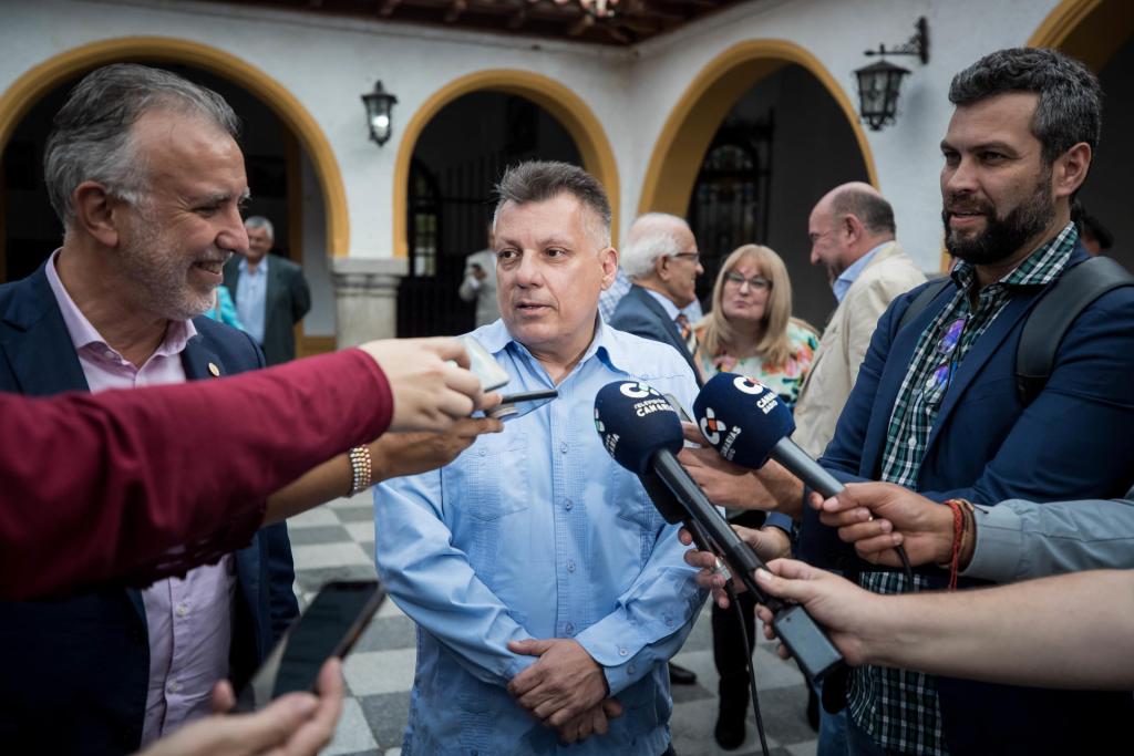 El presidente del Hogar Canario Venezolano (HCV), Enrique Franco (c), ofrece hoy declaraciones a la prensa junto al presidente de Canarias, Ángel Víctor Torres (i), en Caracas (Venezuela). EFE/ MIGUEL GUTIÉRREZ