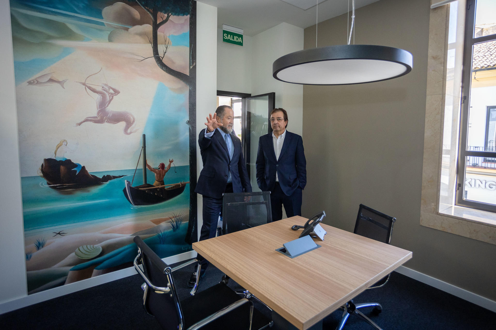 MÉRIDA (BADAJOZ), 14/02/2023.- El presidente de Abanca, Juan Carlos Escotet Rodríguez (i), y el presidente de la Junta de Extremadura, Guillermo Fernández Vara, durante el acto de inauguración de la nueva sede de la entidad financiera Abanca en Mérida este martes. EFE/ Jero Morales