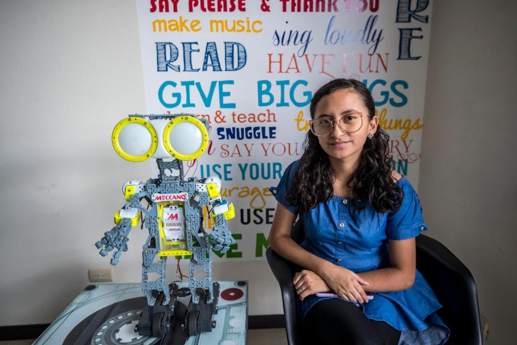 Gloria Esther Recinos Aguilar estudiante de primer semestre en la Universidad del Valle de Guatemala habla durante una entrevista con EFE, sobre su trabajo en robótica y prótesis, el 18 de febrero de 2023, en Ciudad de Guatemala (Guatemala). Un robot rescatista, una casa domótica y un oso de peluche con tecnología para la identificación de niños refugiados son algunos de los inventos con los que niñas y adolescentes latinoamericanas buscan romper estereotipos e inspirar a otras a explorar la ciencia. EFE/ Esteban Biba