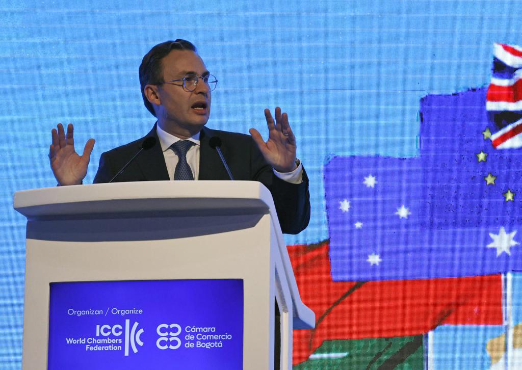 El presidente ejecutivo de la Cámara de Comercio de Bogotá, Nicolás Uribe Rueda, participa hoy, en la ceremonia de bienvenida del foro "Oportunidades de Negocio Regionales" de la Cámara de Comercio de Bogotá (Colombia). EFE/ Mauricio Dueñas Castañeda