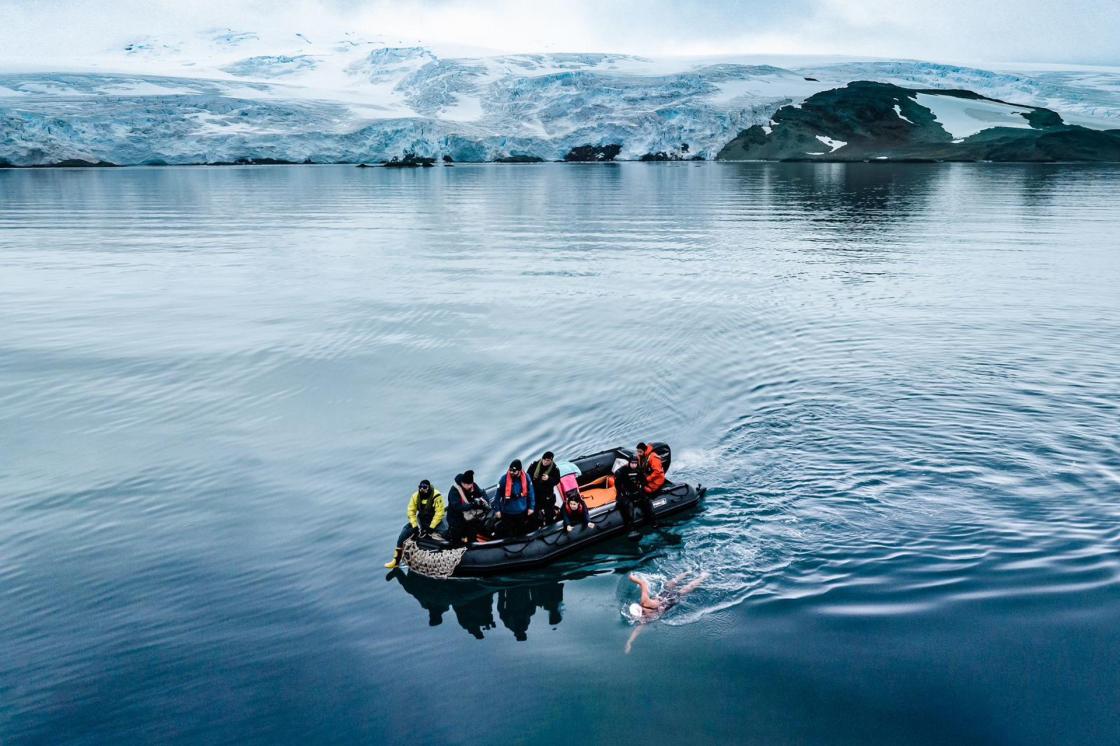 Fotografía cedida hoy por Pew Charitable Trusts que muestra a la nadadora chilena Bárbara Hernández mientras rompe el récord de nado en las aguas de la Antártida, cerca a Isla de Greenwich. EFE/ Pew Charitable Trusts /Felipe Molina 