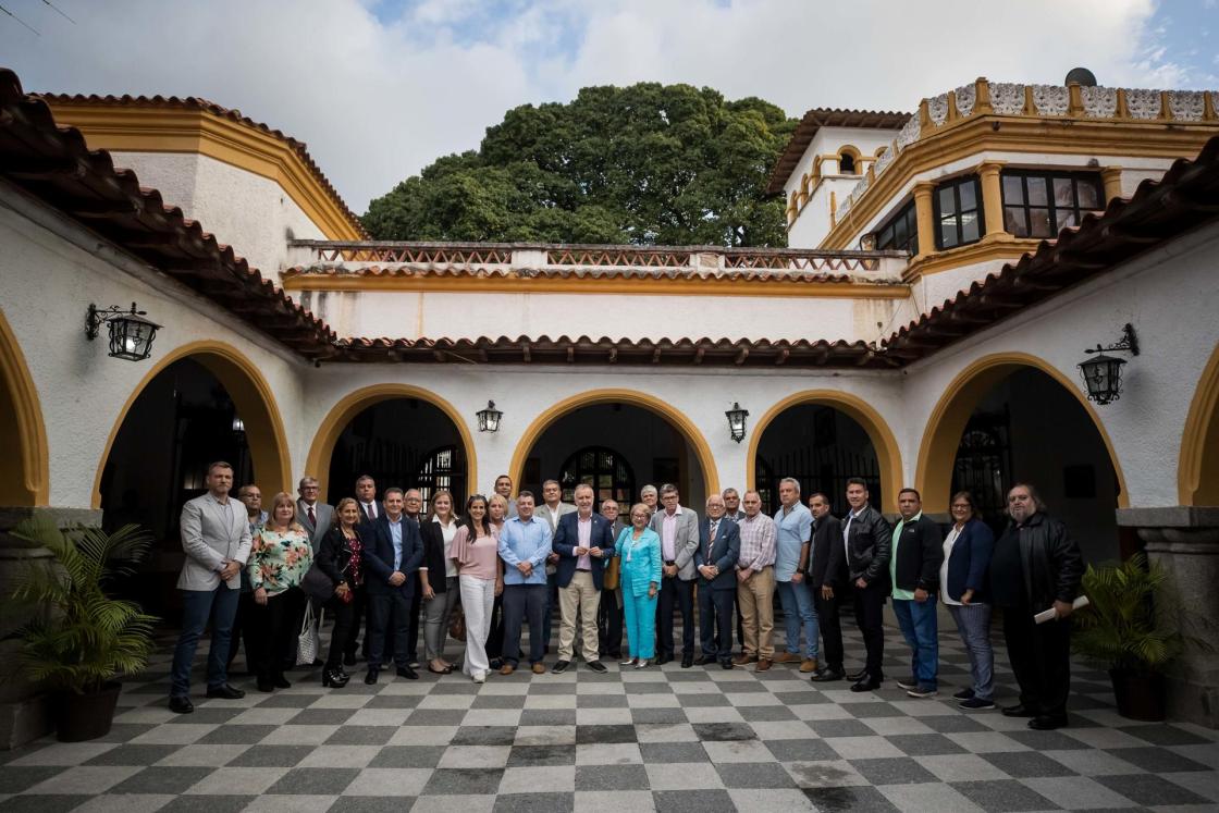 El presidente de Canarias, Ángel Víctor Torres (c), posa hoy junto a representantes y líderes de la comunidad canaria venezolana, en Caracas (Venezuela). EFE/ MIGUEL GUTIÉRREZ