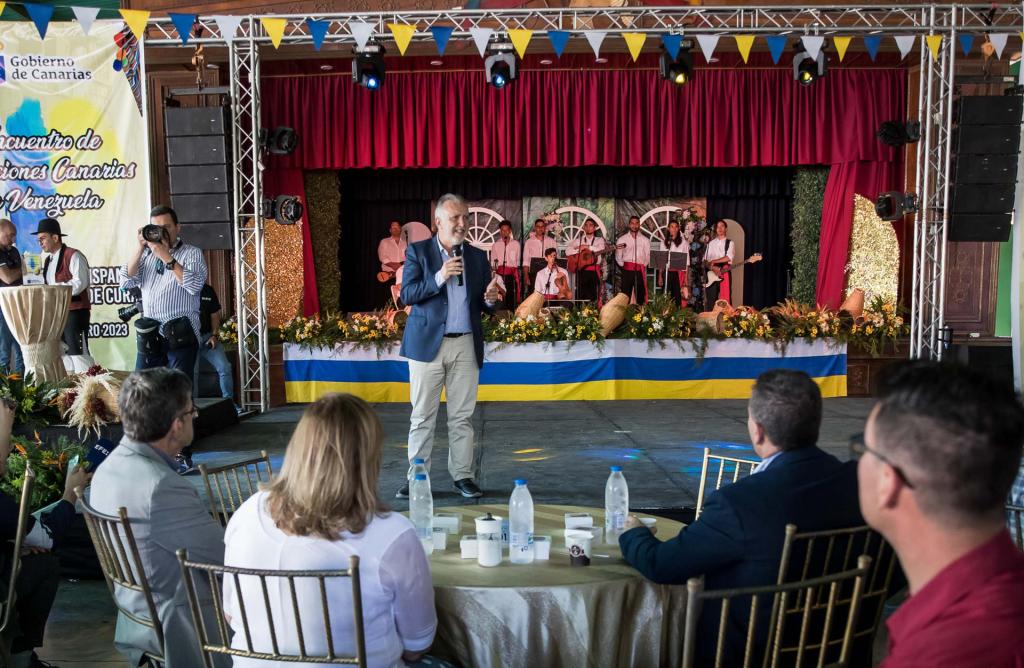 El presidente de Canarias, Ángel Víctor Torres, habla durante su recorrido hoy por el Centro Hispano en Villa de Cura (Venezuela). EFE/ Miguel Gutierrez
