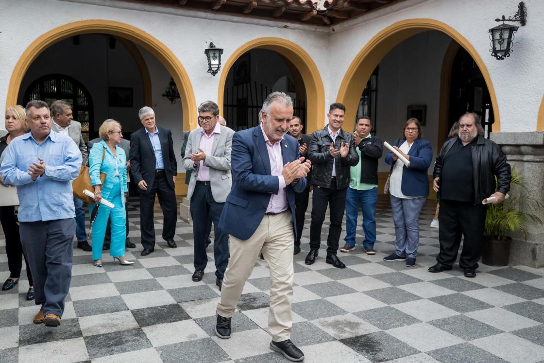 El presidente de Canarias, Ángel Víctor Torres (c), es visto hoy durante una reunión con representantes y líderes de la comunidad canaria venezolana, en Caracas (Venezuela). EFE/ MIGUEL GUTIÉRREZ 