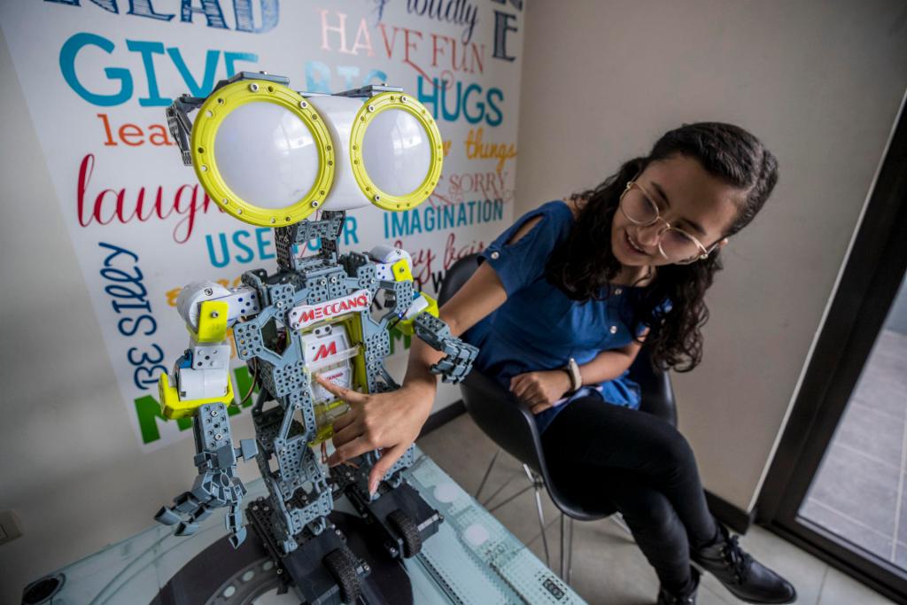 Gloria Esther Recinos Aguilar estudiante de primer semestre en la Universidad del Valle de Guatemala habla durante una entrevista con EFE, sobre su trabajo en robótica y prótesis, el 18 de febrero de 2023, en Ciudad de Guatemala (Guatemala). Un robot rescatista, una casa domótica y un oso de peluche con tecnología para la identificación de niños refugiados son algunos de los inventos con los que niñas y adolescentes latinoamericanas buscan romper estereotipos e inspirar a otras a explorar la ciencia. EFE/ Esteban Biba