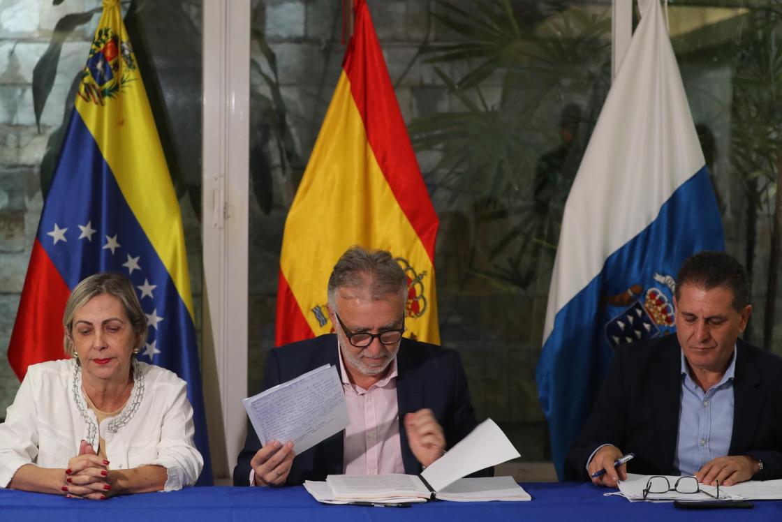 El presidente del Gobierno de Canarias, Ángel Víctor Torres (c), se reúne hoy, en la Delegación del Gobierno de Canarias en Venezuela, en Caracas (Venezuela). EFE/ Miguel Gutiérrez 