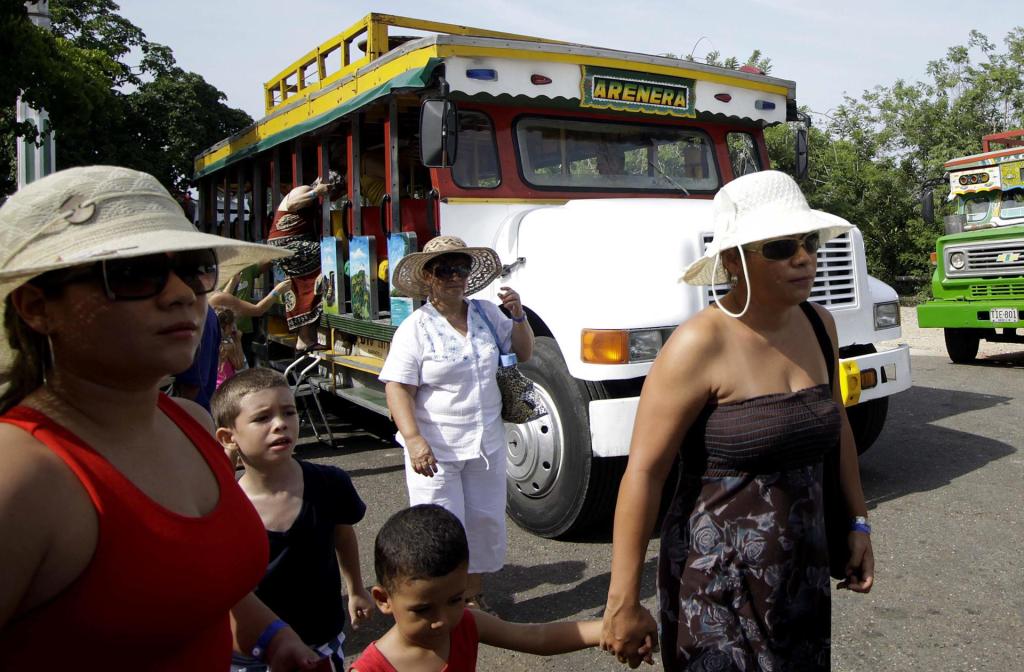 Foto de archivo. Turistas descendiendo de una "chiva", coloridos y festivos autobuses que recorren las calles colombianas. EFE/Ricardo Maldonado