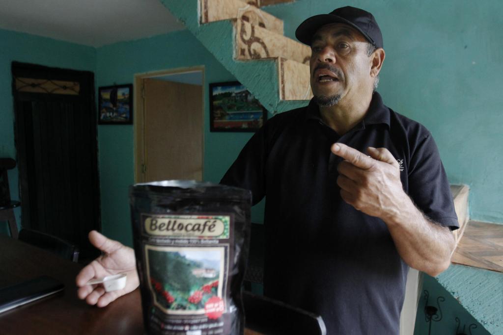 Walter Enrique Patiño, propietario de la finca "Nuevo Cielo", habla en entrevista con EFE, el 16 de febrero de 2023, en Bello (Colombia). Desde la montaña más alta de la aldea Potreritos, donde está enclavada la finca Nuevo Cielo, el colombiano Walter Patiño Patiño ha visto cómo la expansión de áreas urbanas amenaza la vida rural y asedia el pequeño paraíso en el que creció rodeado de los cafetales que hoy proveen su sustento e inspiran un proyecto de agroturismo. "El urbanismo nos está apretando por toda parte", dice a EFE Walter mientras mira desde el balcón de su casa parte de Bello, municipio vecino de Medellín, en el que "149 familias, distribuidas en seis veredas, viven del café". EFE/ Luis Eduardo Noriega A.