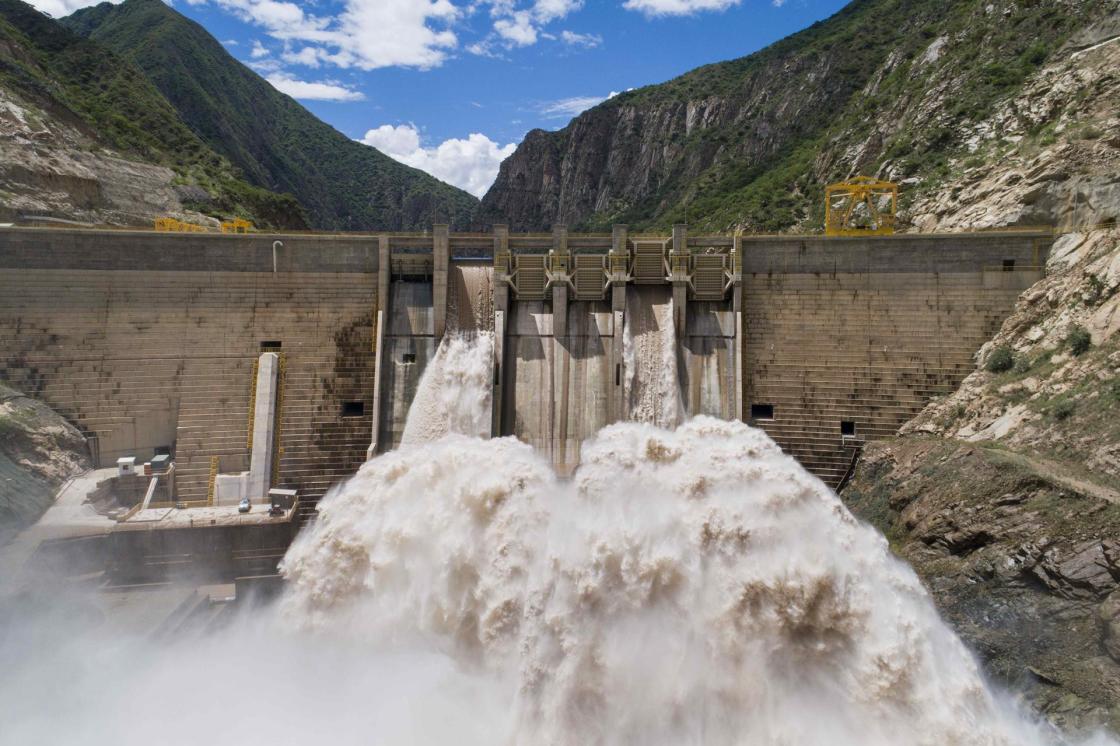 Fotografía sin fecha cedida por Kallpa, que muestra el embalse, bocatoma y presa de la central hidroeléctrica Cerro del Águila. Perú, como el resto del planeta, debe abordar en las próximas décadas el reto de la transición energética, un desafío en el que tendrá que encontrar su propio camino y en el que el gas natural, abundante en el país, podría jugar un papel todavía importante, según coinciden varios expertos. EFE/Kallpa/