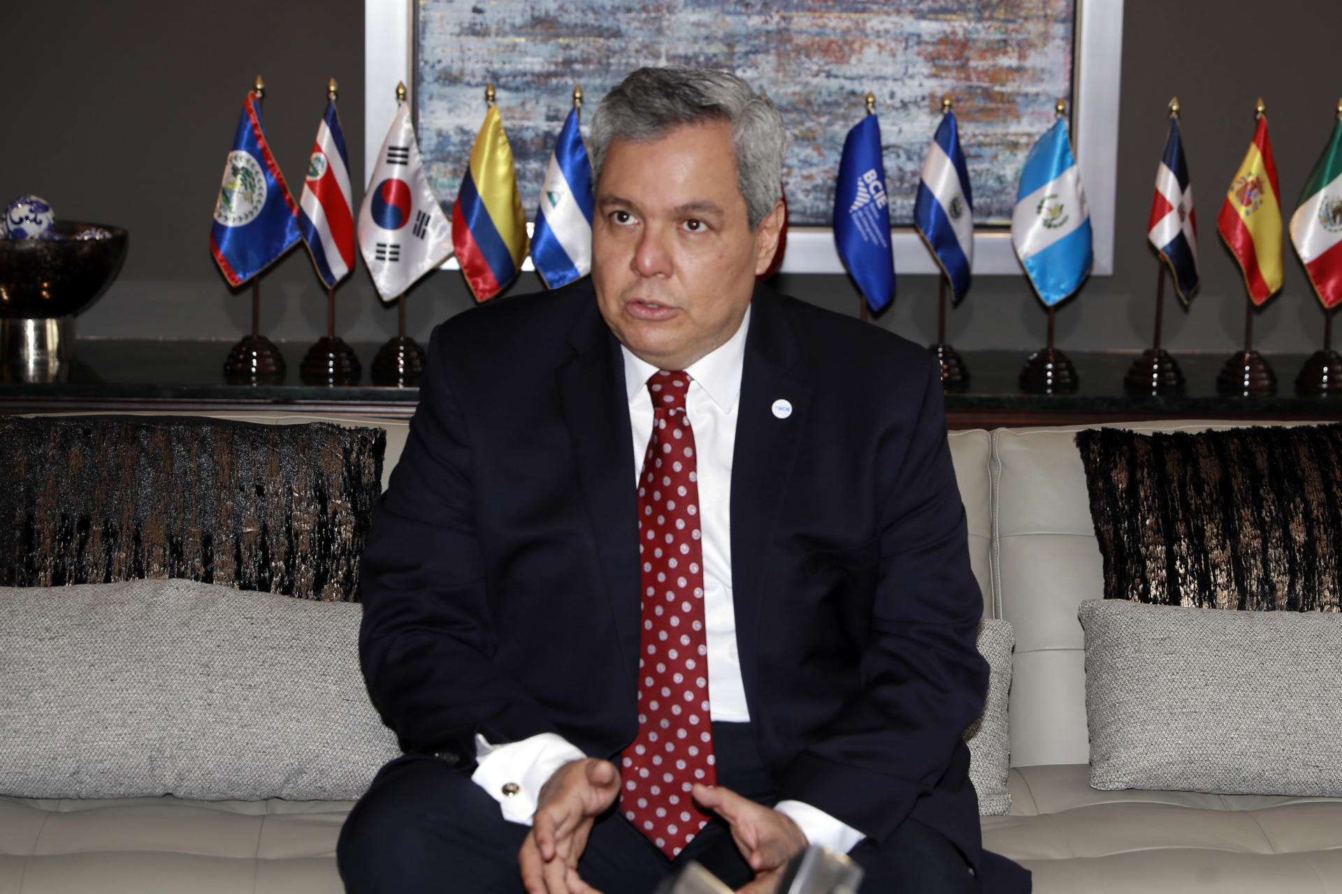 El presidente del Banco Centroamericano de Integración Económica (BCIE), Dante Mossi, habla en entrevista con EFE hoy, en Tegucigalpa (Honduras). EFE/ Gustavo Amador