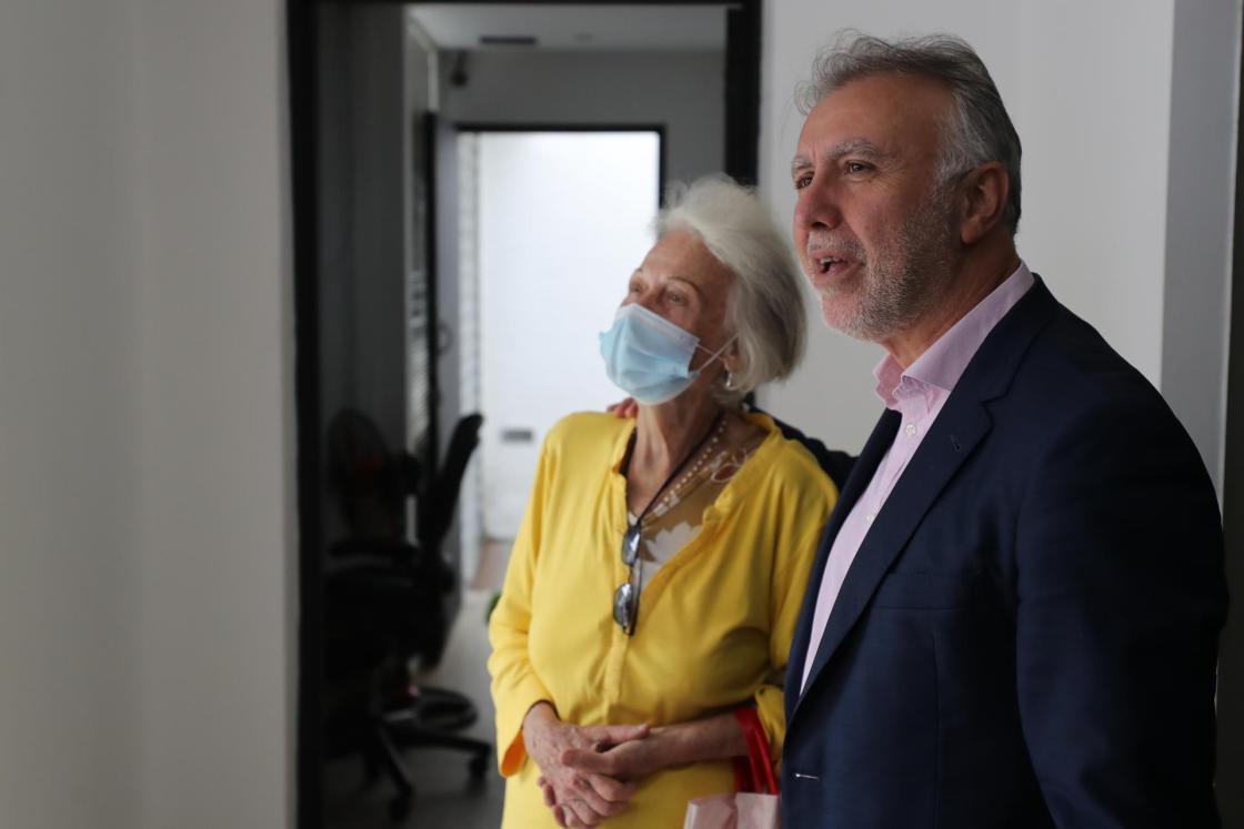 El presidente del Gobierno de Canarias, Ángel Víctor Torres, visita hoy, un hogar canario, en Caracas (Venezuela). EFE/ Miguel Gutiérrez