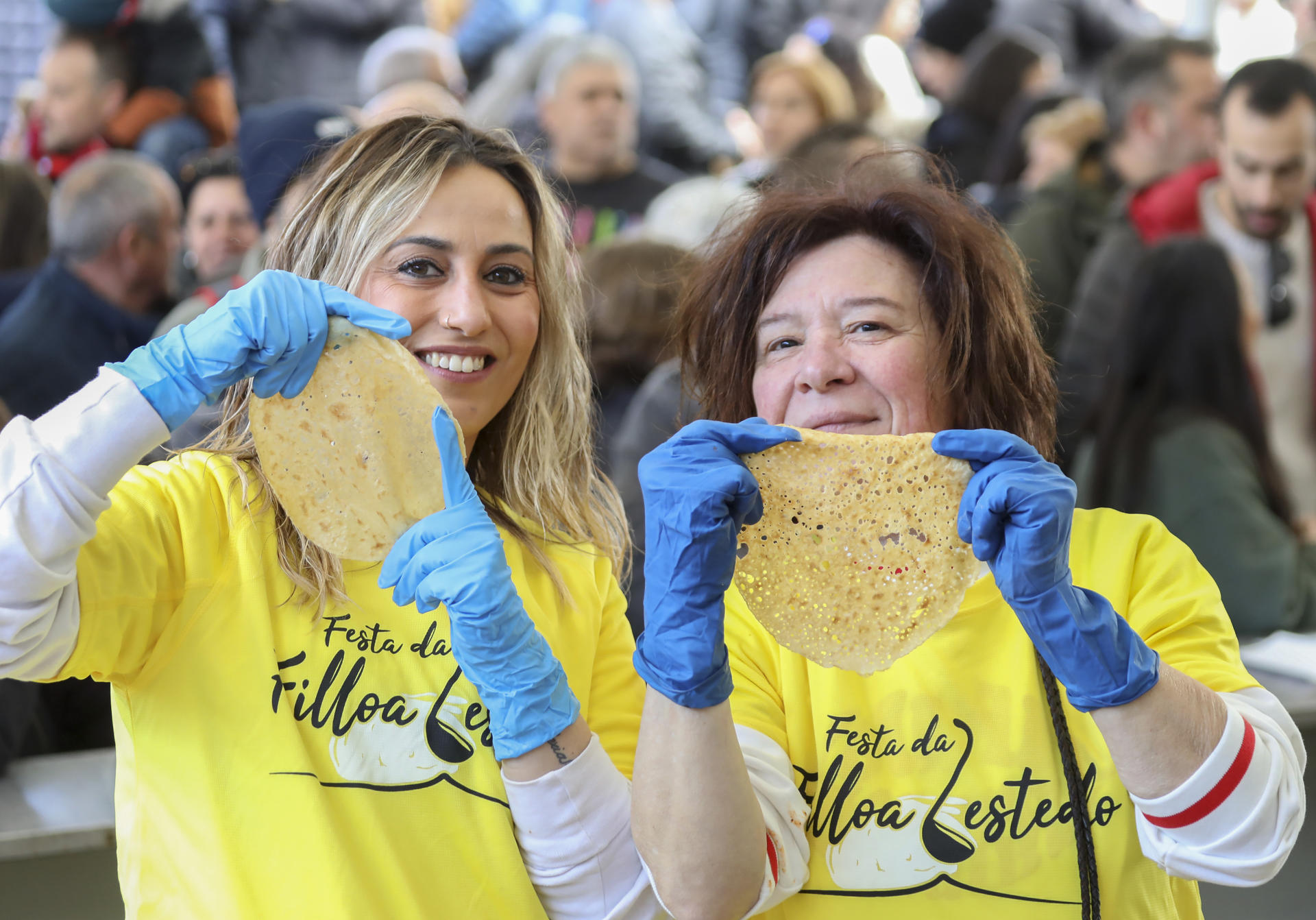 BOQUEIXÓN (A CORUÑA), 26/02/2023.- Lestedo, núcleo de Boqueixón (A Coruña), lleva cuarenta años poniendo en valor su plato más insigne, las filloas con relleno dulce o salado que permiten a miles de personas despedir el Carnaval con el mejor sabor de boca. EFE/ Xoán Rey