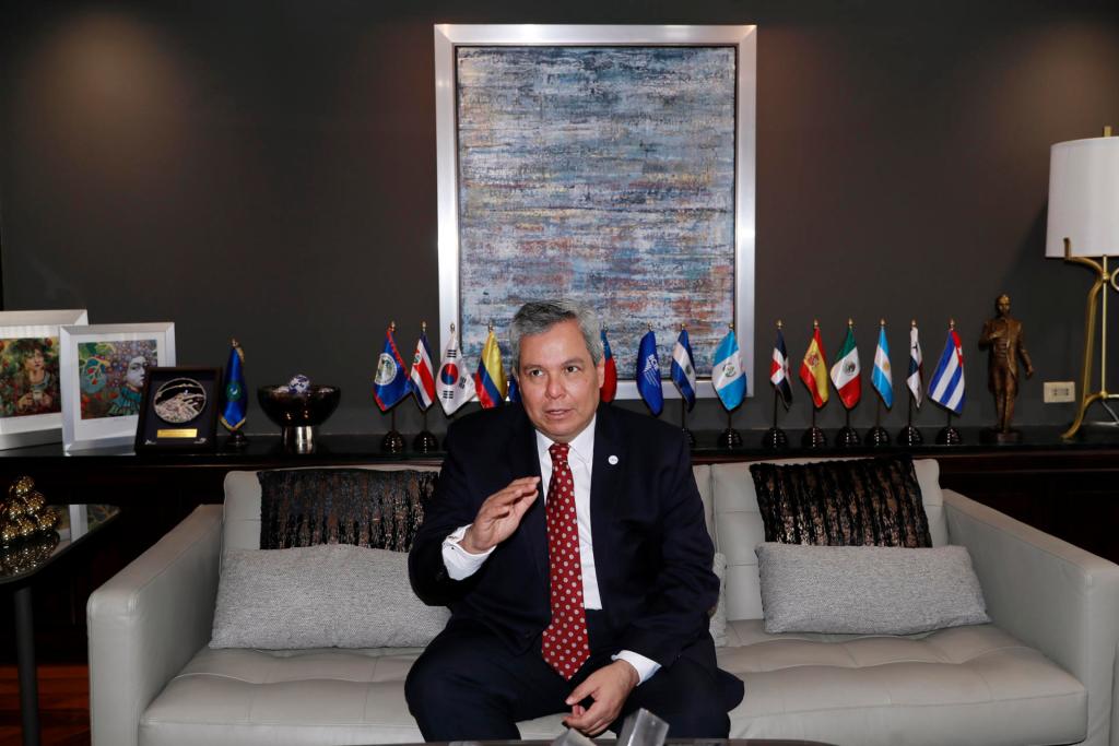 El presidente del Banco Centroamericano de Integración Económica (BCIE), Dante Mossi, habla en entrevista con EFE hoy, en Tegucigalpa (Honduras). Mossi dijo este martes que la institución financiera regional quiere capitalizar la relación especial que tiene con España, uno de sus socios extrarregionales. EFE/ Gustavo Amador