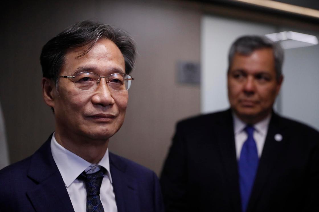 El diputado coreano Yoo Dong Soo participa de una reunión con autoridades del Banco Centroamericano de Integración Económica (BCIE) encabezadas por su presidente, Dante Mossi (d). EFE/ Gustavo Amador
