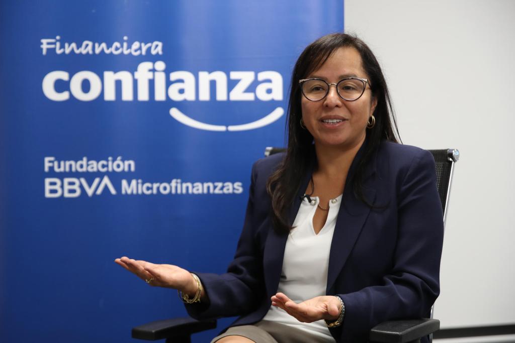 Ana Cecilia Akamine, gerente general de Financiera Confianza, habla durante una entrevista con Efe el 27 de marzo de 2023, en Lima (Perú). EFE/ Paolo Aguilar