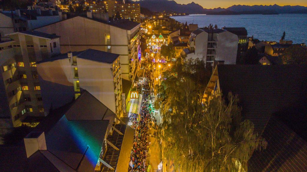 Fotografía cedida hoy por Visit Argentina que muestra una vista aérea de la calle Mitre durante el Festival del Chocolate, en la ciudad de Bariloche (Argentina). Bariloche, uno de los destinos turísticos más populares de Argentina, es, además, la capital nacional del chocolate debido a su reputada elaboración artesanal de dulces en base a derivados del cacao y que cada año son el centro de una popular fiesta donde chuparse los dedos es regla de etiqueta. EFE/ Visit Argentina /SOLO USO EDITORIAL /SOLO DISPONIBLE PARA ILUSTRAR LA NOTICIA QUE ACOMPAÑA (CRÉDITO OBLIGATORIO)