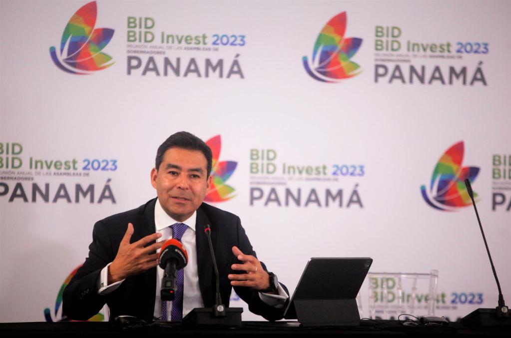 El economista jefe del Banco Interamericano de Desarrollo (BID), Eric Parrado, habla en una rueda de prensa el 19 de marzo, en Ciudad de Panamá (Panamá). Latinoamérica y el Caribe crecerán este año solo el 1 %, según las estimaciones del BID, que publicó este domingo su informe macroeconómico, un documento elaborado antes de la crisis desatada tras la caída del Silicon Valley estadounidense. En una rueda de prensa, Parrado reconoció que el dato es "muy bajo" y que podría incluso bajar si la crisis financiera se extendiera, aunque Latinoamérica es "solvente y resiliente". EFE/ Carlos Lemos