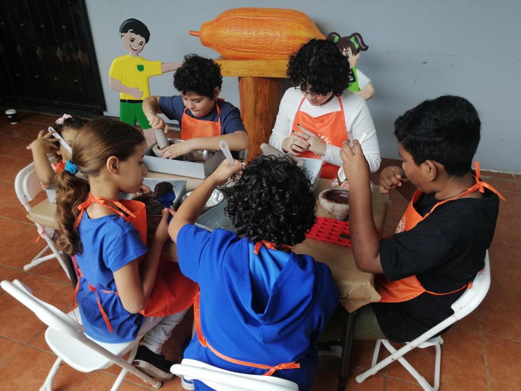 Fotografía cedida por Rikolto que muestra a niños mientras participan en el taller Choconiño en Nicaragua. EFE/ Rikolto
