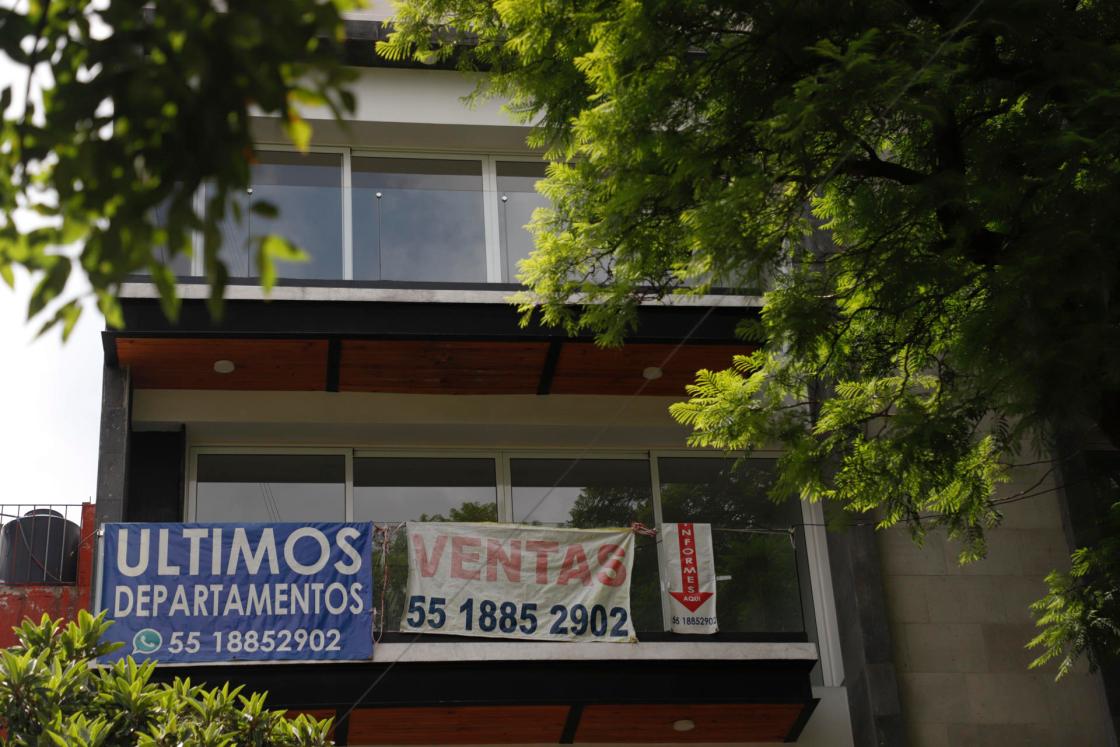 Fotografía de anuncios de ventas de departamentos y propiedades por inmobiliarias en la Ciudad de México (México). Imagen de archivo. EFE/ Isaac Esquivel