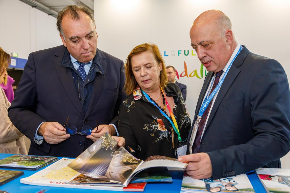 BERLÍN, 07/03/2023.-El Consejero de Turismo de la Junta de Andalucía Arturo Bernal (i), visita los expositores andaluces en el stand de Andalucía en la feria de turismo ITB 2023 en Berlín este martes. EFE/Patricia Sevilla Ciordia